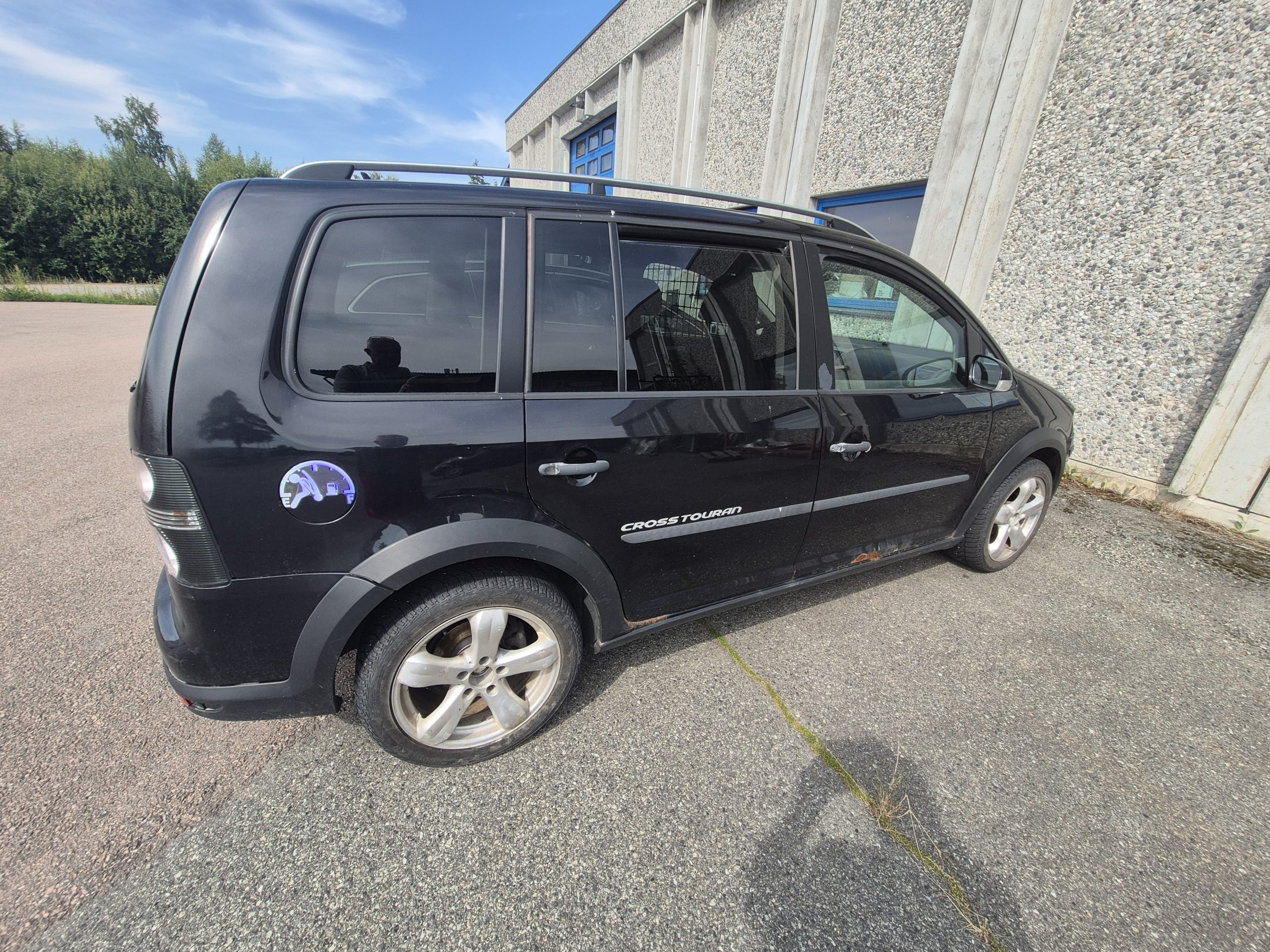 20260715_154709 På vegne av bobestyrer har vi en Volkswagen Touran til salgs. 2009 - Bilde 1